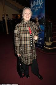 Thelma barlow est une actrice britannique. Coronation Street Legend Thelma Barlow Says The Soap Has Lost Its Humour Daily Mail Online