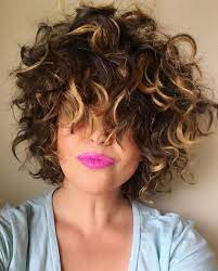 Curly Hair Curls Bright Pink Lips Wild Hair Breckhouse Stile Di Capelli Ricci Capelli Corti Ricci Capelli Spettinati