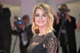 Alexandra dinu, proaspăt întoarsă de pe cele mai înalte culmi ale filmului pe cea mai mare scenă a talentului, se va lăsa vrăjită de ceea ce va vedea și nu ratați prima ediție #unusiunu a noului sezon românii au talent! Pro Tv Prima ReacÈ›ie A Alexandrei Dinu DupÄƒ Ce A Ajuns In Juriul Emisiunii Romanii Au Talent