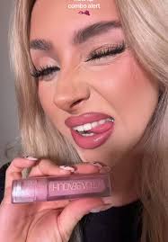 Lip liner 01 z kolekcji walentynkowej Bell & Faux Filler Sugar baby od  @Huda Beauty 🍇🩷 na to minimalnie możecie dodać jakąś ciemniejszą  konturowke 🫦 #lipcombo #lips #hudabeauty #bellcosmetics