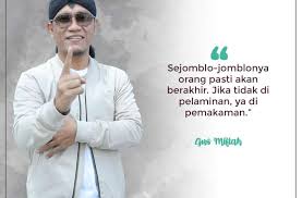 Orang yang kuat bukanlah dia yang tidak pernah menangis, tetapi orang yang terus istiqomah di tengah godaan. Kata Mutiara Gus Miftah