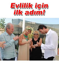 Mustafa denizli 2011 yılında evlenmişti. Mustafa Denizli Nin Kizi Selin Denizli Nisanlandi