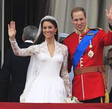 Natürlich vermitteln wir auch viele gute ideen für das richtige hochzeitskleid. Perfekt Zugeschnitten Kates Brautkleid War Ein Traum Aus Spitze Welt