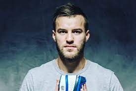 Полузащитник киевского «динамо» и сборной украины показал свое новое тату. Futbolist Andrej Yarmolenko Sdelal Patriotichnuyu Tatuirovku Portal O Znamenitostyah Like