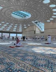 تتوسط قبة كبيرة بلا أعمدة مسجد جامعة تبوك شمال السعودية، وفق هندسة إنشائية وتصميم فريد، امتزجت فيه عمارة وفنون الحضارة الإسلامية وجمالية العمارة الحديثة، وتمت صلاة الجمعة بالمسجد الجمعة. Ù…Ø´Ø§Ø±ÙŠØ¹ Ø§Ù„Ø³Ø¹ÙˆØ¯ÙŠØ© On Twitter Ù‚Ø¨Ø© Ø¶Ø®Ù…Ø© Ø¨Ù„Ø§ Ø¹Ø§Ù…ÙˆØ¯ ÙˆØ§Ø­Ø¯ ÙˆØ£ÙƒØ¨Ø± Ø¬Ø§Ù…Ø¹ ÙÙŠ ØªØ¨ÙˆÙƒ Ø±Ø³Ù…ÙŠ Ø§ Ø§ÙØªØªØ§Ø­ Ù…Ø³Ø¬Ø¯ Ø¬Ø§Ù…Ø¹Ø© ØªØ¨ÙˆÙƒ Ø§Ù„Ø°ÙŠ ÙŠÙ…ØªØ§Ø² Ø¨ØªØµÙ…ÙŠÙ…Ù‡ Ø§Ù„Ù…Ø¹Ù…Ø§Ø±ÙŠ Ø§Ù„Ø¥Ø³Ù„Ø§Ù…ÙŠ Ø§Ù„Ø­Ø¯ÙŠØ« Https T Co Of8lgvtrge