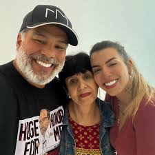 Filho da cantora com maurício mattar, luã está com 31 anos e se manteve low profile até então. Mauricio Mattar