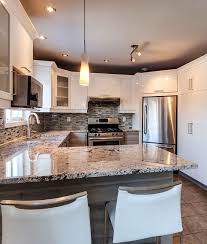 Magnifique Cuisine Avec Comptoir De Quartz Fait Grace A La Magie Du Refacing Cuisine Kitchen Quartz Armoire De Cuisine Cuisine Design Design