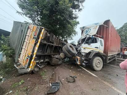 पुणे-नाशिक महामार्गावर वाकीजवळ भीषण अपघात; कंटेनर डिव्हायडर तोडून ट्रकला धडकला, कार दाबली, सुदैवाने जीवितहानी टळली!