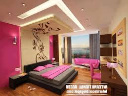 It is set in white wall paint with brown accents throughout the rest of the room has modern features, such as the fixture on the ceiling. Dormitorio De Down Ceiling Designs Diseno Interior Ceiling Design Bedroom Ceiling Design False Ceiling Bedroom