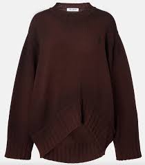 Mrs Bea Cullen - Free-Spirited Nude Displays