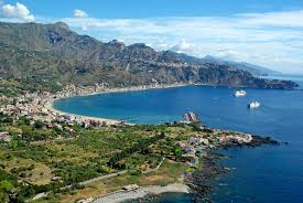 L'isola possiede svariati chilometri di spiagge, ognuna diversa, con un mare cristallino che alcuni definiscono caraibico. Giardini Naxos Wikipedia