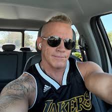 Where to find live music and decent food in San Antonio tonight?