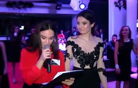 Este şi cazul unei eleve din bârlad, care în cadrul unui concurs de miss a reuşit să spună că rusia este capitala angliei. Tanara Din Vaslui Care A Ajuns Vedeta Peste Noapte Cum A Reusit Sa Se Faca De Ras Cand A Fost Intrebata Care E Capitala Angliei Raspunsul Ei E Genial