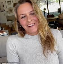 I love being bear's mother. Alicia Silverstone Spielt In Dem Postapokalyptischen Thriller Shtf Die Rolle Der Bedrohlichen Aussenseiterin Aktuelle Boulevard Nachrichten Und Fotogalerien Zu Stars Sternchen