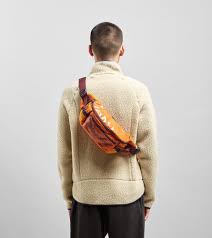 Il est adapté aux longs périples et aux expéditions nécessitant beaucoup de matériel. Patagonia Black Hole Waist Pack In Orange Fur Herren Lyst