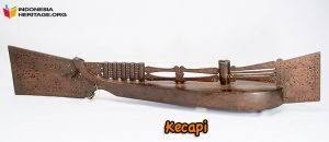 Fu merupakan alat musik yang terbuat dari cangkang kerang dan memainkannya dengan cara ditiup. Alat Musik Kecapi Berasal Dari Daerah Dan Cara Memainkannya