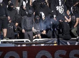 Άγριο ξύλο ανάμεσα στους παίκτες! Epeisodia Me Opadoys Aek Paok Prin Ton Teliko Molotof 3ylo Fwtobolides Ellada Iefimerida Gr