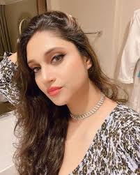 मनोज तिवारी की वाइफ खूबसूरती में एक्ट्रेस को देती हैं मात, देखें 10 तस्वीरें