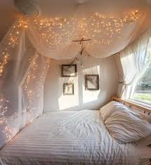 Le Ciel De Lit Pour Une Deco Romantique De La Chambre En 2020 Idee Chambre Deco Chambre Mansardee Amenager Chambre Mansardee