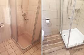 Die graue betonoptik in kombination mit zarten ornamenten verleiht dem bad eine besonders exklusive optik und lädt zum verweilen ein. Luxury Vinyl Tile Lvt An Der Wand Und Im Bad Elastischer Wandbelag