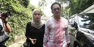 A husband was tormented with his decision to marry a woman to save her life, but that would mean betraying his wife. Angkat Tema Poliandri Hanung Bramantyo Pilih Sutradara Perempuan Nahkodai Surga Yang Tak Dirindukan 3 Kapanlagi Com