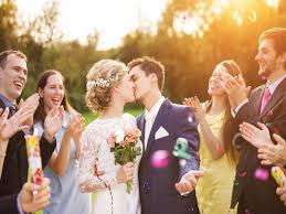 ¡vaya lío que se le presentó a este hombre el pleno día de su boda! Se Casan Tus Amigos Se El Invitado Perfecto El Dia De La Boda Orgabodas