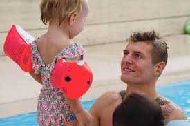 Zum Filmstart Von Kroos Toni Kroos Ganz Privat In Der Doku Kroos Die Am 4 Juli In Die Deutschen Kinos Kommt Ze Toni Kroos Fussball Deutsche Mannschaft