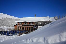 With a peak elevation of 2490 m it offers skiers and snowboarders a 1036 m vertical drop. Restaurant Spina In Davos