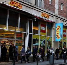 In diesem jahr verzichten wir darauf, persönliche weihnachtspost zu. Spielwaren Aus Toys R Us Wird Smyths Toys Welt