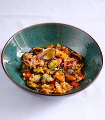 La ricetta della fregola sarda ai frutti di mare, è un primo piatto saporito, perfetto come piatto unico in questo periodo di grande caldo. Anonyme Koche Fregola Sarda