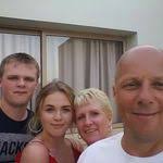 Liz Manns's Instagram, Twitter & Facebook