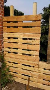 Paletten Recycling Sichtschutz Bauanleitung Zum Selberbauen 1 2 Do Com Deine Heimwerker Communi Steinterrassen Steinplatten Terrasse Terrassenrenovierung