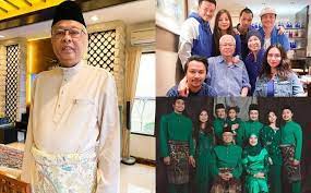 H e was the sole umno leader who stood by prime minister tan sri muhyiddin yassin during the latter's televised speech this afternoon. Handsome Macam Mana Pun Nanti Diorang Kata Baju Papa Macam Air Horlick Ismail Sabri Yaakob Reda Baju Dimenukan Netizen Gempak