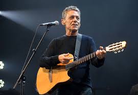 O rei chegou e já mandou tocar os sinos na cidade inteira é pra cantar os hinos hastear bandeiras e eu que sou menino muito obediente estava indiferente logo me comovo pra ficar contente porque é ano novo. Chico Buarque De Hollanda Biografia Infoescola