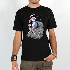 Un t shirt issu de la collection de la marque : T Shirt Coton Noir Manche Courte Col Rond Rocky Imprime Astronaute Bulle Planete
