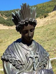 The chapel of our lady of la salette takes its name from the statue of the virgin found in the courtyard. Photo Statue De Notre Dame De La Salette La Salette Statue Vierge Marie