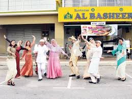 Ainul aishah as siti hajar, saiful apek as akhbar khan, mohd hafiz as pembantu akhbar khan, adzlan hasan as mazlan, mas hashim as. Anak Mami Nasi Kandaq Taruhan Baharu Razak Mohaideen Bridesmaid Dresses Wedding Dresses Bridesmaid