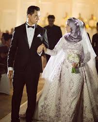 Takdir cinta akhirnya menyatukan ummi nazeera, 27 dan arjuna hati beliau, dr mohd izzar anwari datuk sri abdul khani, 30. Macam Wedding Kafir Netizen Kecam Majlis Resepsi Ummi Nazeera Gosip Tempatan Gosip Forum Cari Infonet