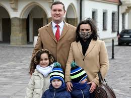 Ich wspólne zdjęcie robi furorę za sprawą kompana podróży, który wszędzie się schowa. Porozumienie Przedstawilo Kandydata Na Prezydenta Rzeszowa Blog Salon24 News