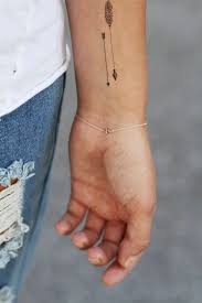 Eine tätowierte feder, die mit einer schnur um das handgelenk geführt wird. 50 Kleine Tattoos Frauen Die Schonsten Motive Mit Bedeutung