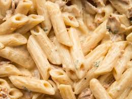 Se preferite, mentre preparate il condimento, potete aggiungere qualche pezzetto di pomodoro o un paio di pomodorini tagliati in quattro parti per colorire ed insaporire, ma senza esagerare, perché si. Pasta Panna E Speck La Ricetta Di Pasta Con Panna It