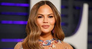 She is famed as chrissy teigen. ÙƒØ±ÙŠØ³ÙŠ ØªÙŠØºÙ† ØªØ®Ø¶Ø¹ Ù„Ø¥Ø¬Ø±Ø§Ø¡ Ø·Ø¨ÙŠ Ø£ÙˆÙ†Ù„Ø§ÙŠÙ† Ø®Ù„Ø§Ù„ Ø§Ø¬ØªÙ…Ø§Ø¹ Ù…Ù‡Ù… Ø¬Ø¯Ø§ Bitajarod Online Magazine