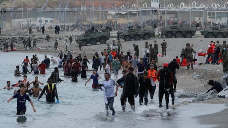 España envía al ejército a Ceuta tras llegada de miles de inmigrantes marroquíes - France 24