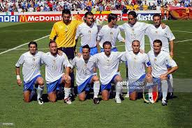 Italy S National Football Team Players Pose 14 June 2004 At Henriques Stadium In Guimaraes Before Their Euro 2004 Group C Squadra Di Calcio Calcio Calciatori