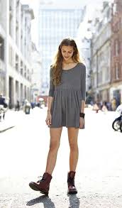 Free express delivery on orders over $150 & afterpay available. Le Dr Martens Indossate Con Collant E Calze Nere Stile Di Moda Attrezzatura Come Vestirsi