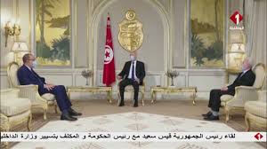 حل الأزمة بيد المجتمع المدني ممثَّلاً في اتحاد الشغل واتحاد الصناعة والتجارة وعمادة المحامين والرابطة التونسية للدفاع عن حقوق الانسان، هؤلاء معنيون بحل هذا الخلاف السياسي ولعب دور فعال لتقريب وجهات النظر بين رئيس الحكومة ورئيس الدولة، والضغط على جميع الأطراف المتخاصمة لتبريد هذه الأزمة. Ù„Ù‚Ø§Ø¡ Ø±Ø¦ÙŠØ³ Ø§Ù„Ø¬Ù…Ù‡ÙˆØ±ÙŠØ© Ù‚ÙŠØ³ Ø³Ø¹ÙŠØ¯ Ù…Ø¹ Ø§Ù„Ø³ÙŠØ¯ Ù‡Ø´Ø§Ù… Ø§Ù„Ù…Ø´ÙŠØ´ÙŠ Ø±Ø¦ÙŠØ³ Ø§Ù„Ø­ÙƒÙˆÙ…Ø© Ùˆ Ø§Ù„Ø³ÙŠØ¯ Ø§Ø¨Ø±Ø§Ù‡ÙŠÙ… Ø§Ù„Ø¨Ø±ØªØ§Ø¬ÙŠ ÙˆØ²ÙŠØ± Ø§Ù„Ø¯ÙØ§Ø¹ Youtube