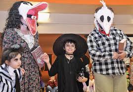 Media captionwatch as 18 kings and four queens were carefully moved to a new museum in cairo in a dazzling parade. Parade Of Costumes Draws Crowd Imperial Republican
