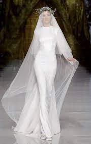 10 Runway Worthy Wedding Gowns For The High Fashion Bride Lindsey Brunk Event Planning Design Wedding Dresses Lace Wedding Dresses Wedding Dresses 2014