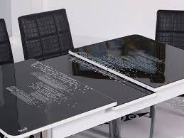 Cam yemek masası temizliğinde ıslak bez kullanmak masa üzerinde su lekesi oluşumuna neden olabilir. Otomatik Acilir Cam Masa