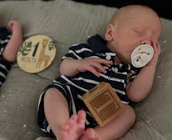 1 Month! The boys are a month! They've each added about 1.5# since birth  and have been crushing tandem feeding. They love tummy time and can turn  their heads side to side